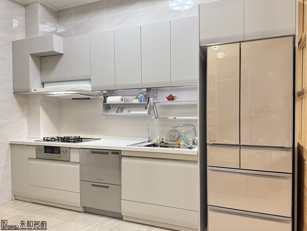 一字型系統廚具 (愷薩金石檯面4600棉白、T6霧面單彎結晶門ST750-M杏仁白)